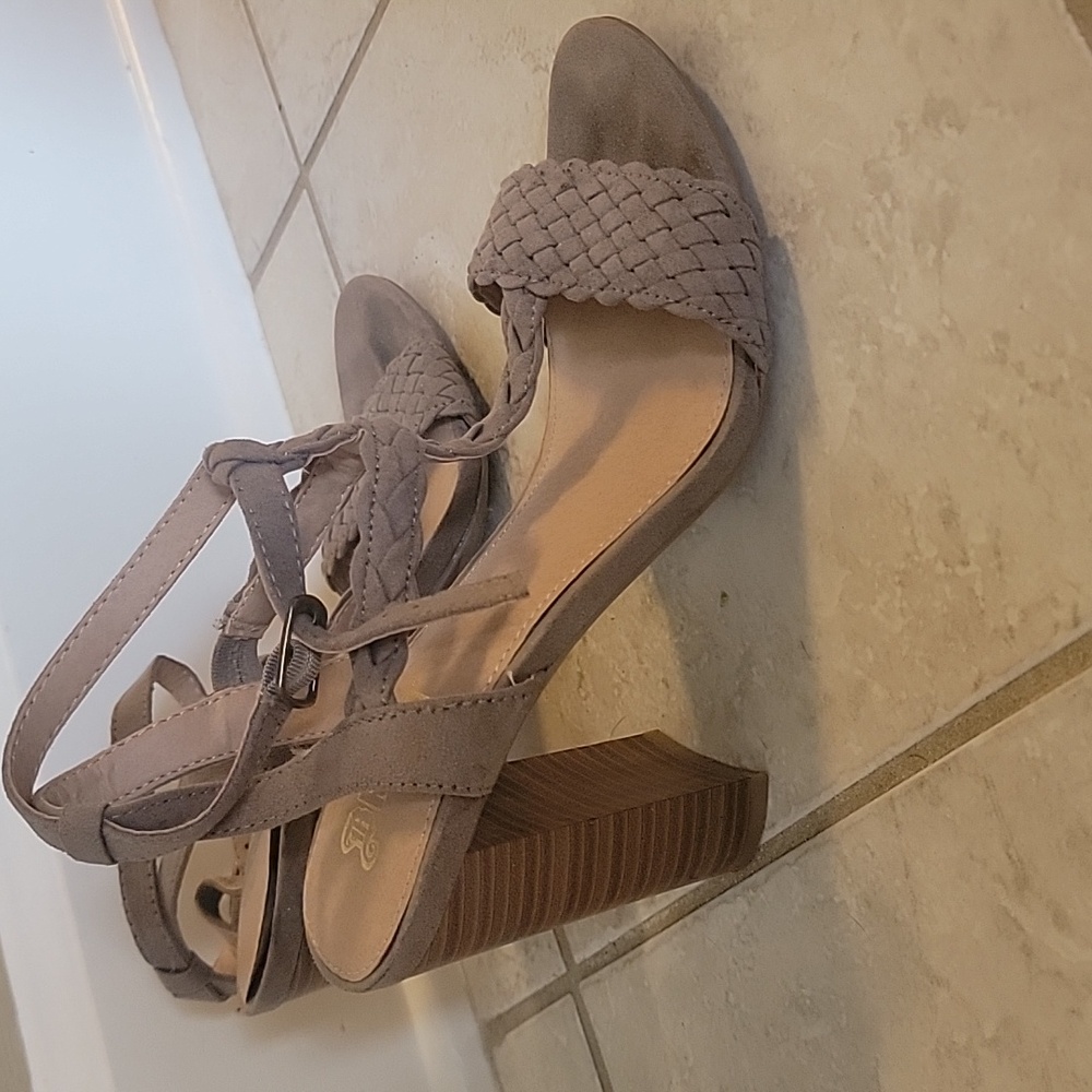 Heels - Picture 2 of 4